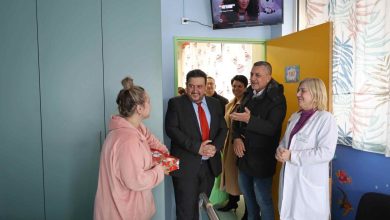 Photo of Επίσκεψη Κουρέτα με «μηνύματα» στην Παιδιατρική Κλινική του Γενικού Νοσοκομείου Λάρισας