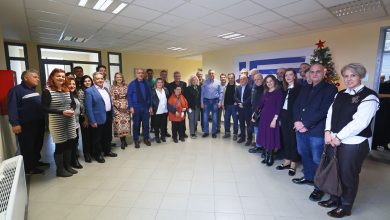 Photo of Χριστουγεννιάτικα κάλαντα και ευχές στο γραφείο του Περ. Θεσσαλίας Δημ. Κουρέτα Τα δώρα και το μήνυμα του Περιφερειάρχη