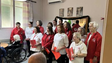 Photo of Πράξεις αγάπης από τον Ερυθρό Σταυρό Τρικάλων: Τρόφιμα και χριστουγεννιάτικες μελωδίες σε ευάλωτες ομάδες