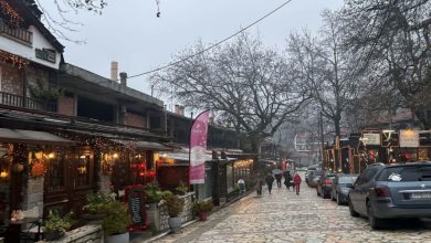 Photo of Tρεις μέρες πριν τα Χριστούγεννα… η Ελάτη φοράει γιορτινά, αλλά ο κόσμος λείπει