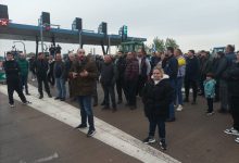 Photo of Μαζική και ειρηνική κινητοποίηση αγροτών – Αποκλεισμός του Ε65 στα διόδια Λόγγου Τρικάλων