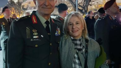 Photo of Αντιστράτηγος Κωστίδης Α/ΓΕΣ συναντά τη συγχωριανή του Λιαχόπουλου στην καρδιά των Τρικάλων