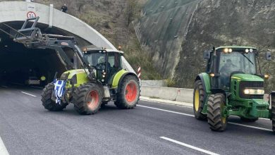 Photo of Χριστουγεννιάτικα μπλόκα: Η κυβέρνηση κοιτάει, η αντιπολίτευση…;