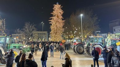 Photo of Τρακτέρ στο κέντρο των Τρικάλων: Αγροτικός ξεσηκωμός στη γιορτινή πόλη – παγωμένη η αγορά, σε αναμονή κυβερνητικών αποφάσεων