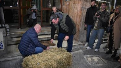 Photo of Λάρισα: Αγρότες έριξαν σανό έξω από πολιτικά γραφεία – «Εμπαιγμός η πρόσκληση του πρωθυπουργού στο Μαξίμου»