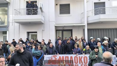 Photo of Οι αγρότες έξω από το γραφείο του Κ.Τσιάρα στην Καρδίτσα