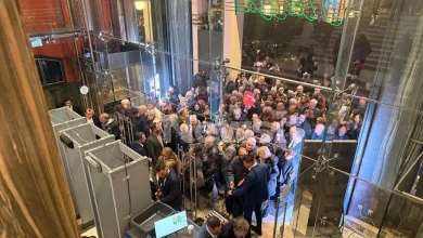 Photo of Κοσμοπλημμύρα έξω από το Palace για την παρουσίαση της Ιθάκης