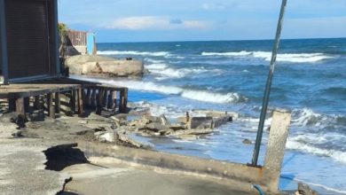 Photo of Η θάλασσα «τρώει» τη στεριά στα Μεσάγγαλα – Κοντεύει να μπει μέσα στα σπίτια (φωτο)