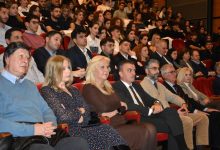 Photo of Εν μέσω χαμόγελων παρέλαβαν τις λευκές ποδιές τους φοιτητές Ιατρικής του Πανεπιστημίου Θεσσαλίας στη Λάρισα