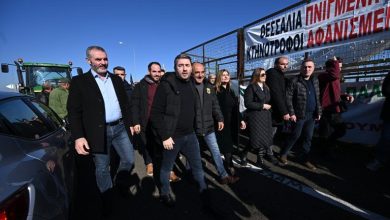 Photo of ΟΝίκος Ανδρουλάκης με αγρότες στα μπλόκα της Καρδίτσας και των Τρικάλων