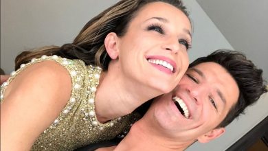 Photo of Η Κάτια Ζυγούλη με βελούδινο φόρεμα ταιριάζει το σύνολό της με αυτό του Σάκη Ρουβά