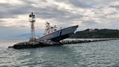 Photo of Σκάφος του λιμενικού προσέκρουσε σε βράχια στο Βόλο