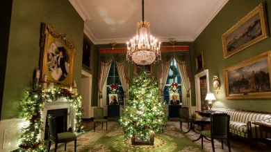 Photo of Στα άδυτα του στολισμένου για τα Χριστούγεννα Λευκού Οίκου μας ξεναγεί η Μελάνια