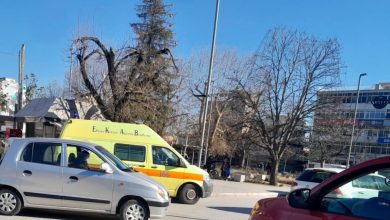 Photo of Ασθενοφόρο εγκλωβίστηκε στην κίνηση στην πλατεία Τρικάλων