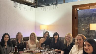 Photo of Κοπή βασιλόπιτας στο μικροβιολογικό εργαστήριο της Βανέσσας Μηλιώνη με ευχές για μια δημιουργική χρονιά