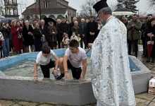 Photo of Δενδροχώρι Τρικάλων: Τα Θεοφάνεια αλλιώς – όταν το έθιμο περνά στα χέρια της νέας γενιάς