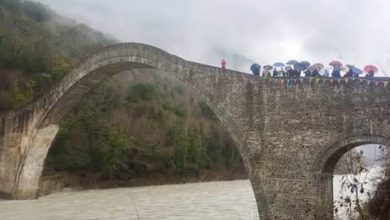 Photo of Θεοφάνεια στη Γέφυρα Πλάκας: Αγιασμός των υδάτων στον Άραχθο υπό βροχή
