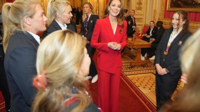 Photo of Με το κατακόκκινο κοστούμι της, η Κέιτ Μίντλετον προαναγγέλλει ήδη το βασικό χρώμα του 2026