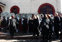 Photo of Μέσα σε κλίμα βαθιάς θλίψης η κηδεία της Ελένης Κατσαρού