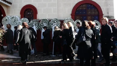 Photo of Μέσα σε κλίμα βαθιάς θλίψης η κηδεία της Ελένης Κατσαρού
