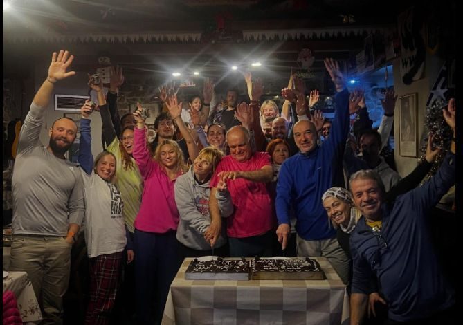 Photo of Όταν το χιόνι ενώνει: κοπή βασιλόπιτας στον Κόζιακα