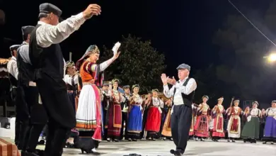 Χορευτές του Χορευτικού Ομίλου Τρικάλων στη σκηνή του φεστιβάλ στην Άνθεια