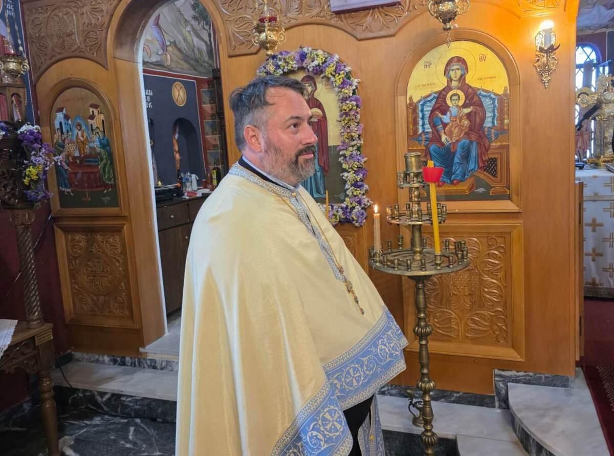 Ο Μητροπολίτης Θεόκλητος με κατοίκους και επισκέπτες στην Κορομηλιά