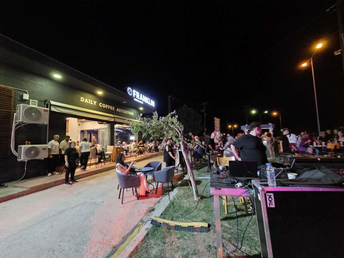 Στιγμιότυπο από τη βραδιά με τον Τριαντάφυλλο στο Franklin Τρικάλων