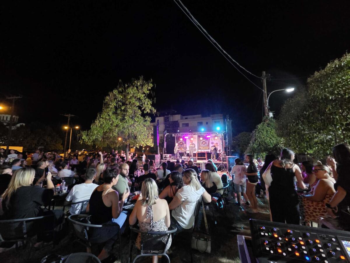 Κόσμος στο Franklin Coffee House στα Τρίκαλα