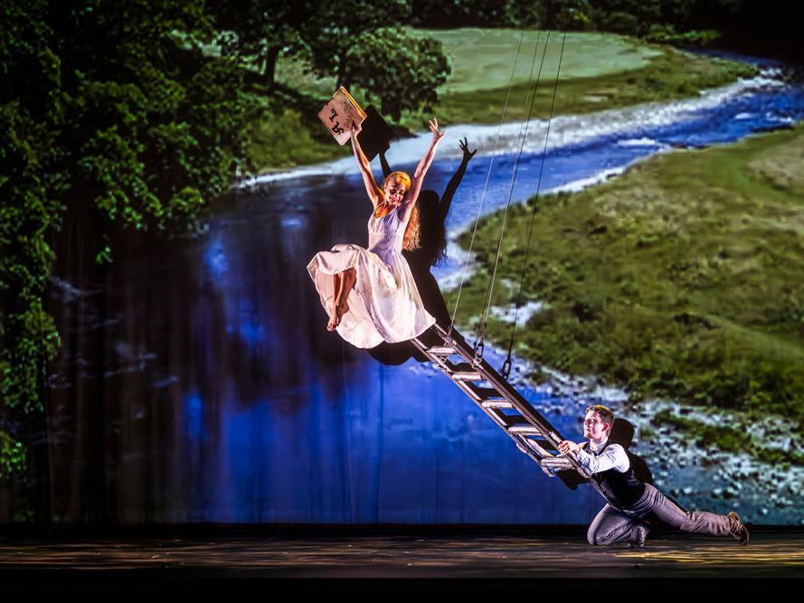 Στιγμιότυπο από την παράσταση MOMIX Alice