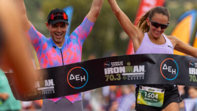 Τριαθλητές στον τερματισμό του ΔΕΗ IRONMAN 70.3 Costa Navarino 2026